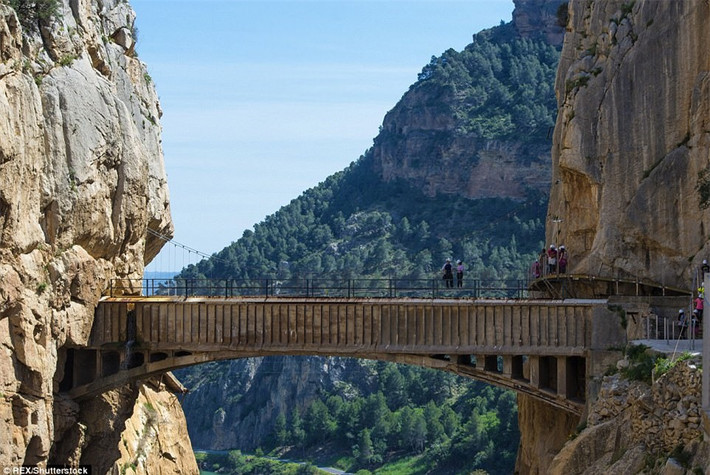 Con đường El Caminito del Rey bắt ngang qua hẻm núi Gaitanes (Tây Ban Nha) nằm ở độ cao trên 100m so với mực nước biển luôn mang đến cho du khách những trải nghiệm thú vị.
