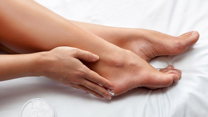 4. Chăm sóc bàn chân: Giống như bàn tay, nhiều người thường bỏ quên chăm sóc đôi chân. Với các sản phẩm kem dưỡng vừa mới hết hạn, bạn vẫn có thể sử dụng để thoa lên gót chân. Sau khi bôi kem, bạn nên mang tất vào để những vùng da dễ bị bong tróc được dưỡng ẩm tốt hơn. Ảnh: Cosmo.