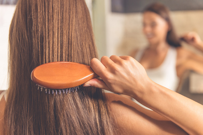 7. Tạo nếp tóc: Son dưỡng hết hạn có thể giúp tóc duy trì độ mềm mại và bồng bềnh. Bạn bôi một ít son dưỡng lên lược, sau đó chải từ chân tóc để tạo nếp. Vào mùa đông, phương pháp này ngăn tình trạng tóc tĩnh điện cho phái nữ. Ảnh: healthywomen.