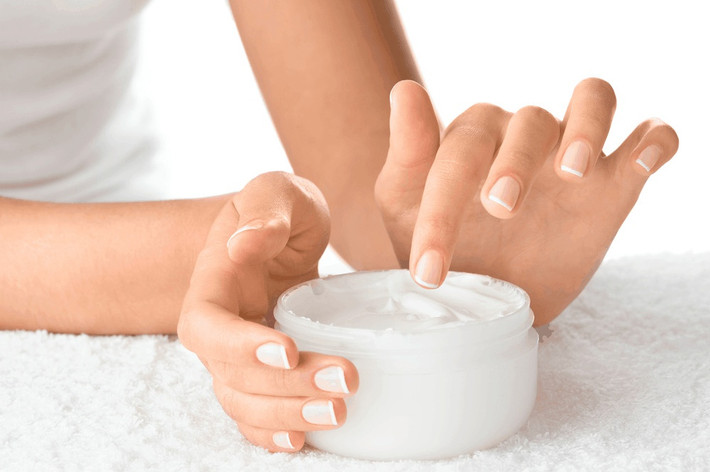 1. Dưỡng ẩm cho móng: Nhiều người thường có thói quen chăm sóc da mặt mà bỏ qua các bộ phận khác trên cơ thể. Đối với kem dưỡng ẩm hết hạn, bạn có thể sử dụng chúng để thoa quanh móng và massage nhẹ nhàng. Sau khi kem thấm, bạn sẽ thấy móng tay trở nên mềm mại hơn. Ảnh: weheartnails.