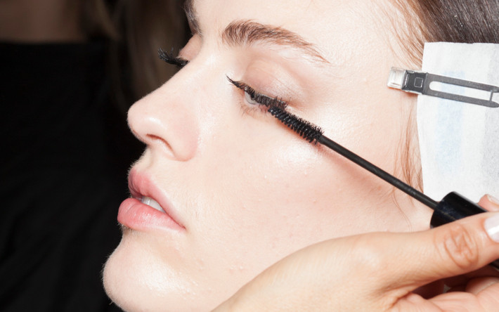 8. Dưỡng mi: Trước khi chuốt mascara, các cô gái nên thoa một ít son dưỡng lên lông mi. Cách này giúp lông mi cong và bóng hơn sau khi có sự can thiệp của dụng cụ kẹp mi. Ảnh: allure.