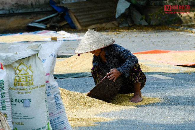 br/> Đoạn đường phơi thóc tại mặt tiền khu shophouse dài hàng trăm mét nhìn từ trên cao.
