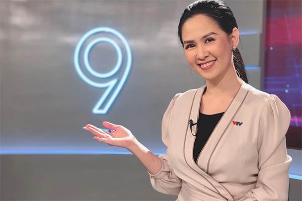 br/> Tại TP.HCM, BTV Thúy Hằng cho biết để đảm bảo giãn cách và hạn chế đi lại bên ngoài, chia kíp làm việc luân phiên 1 tuần. Đến ca trực của kíp nào thì kíp đó làm liên tục, kíp còn lại nghỉ ở nhà và hỗ trợ công việc từ xa. "Bạn hình dung, 1 ngày chúng tôi có từ 8-10 bản tin cả trực tiếp và ghi hình. Trước đây sẽ bố trí từ 4-5 BTV mỗi ngày mới đáp ứng được, nay số BTV phải giảm một nửa, nghĩa là công việc của một BTV trong kip làm sẽ tăng hơn gấp đôi bình thường vì phải gánh vác việc cho nhau" - BTV Thúy Hằng bày tỏ.
