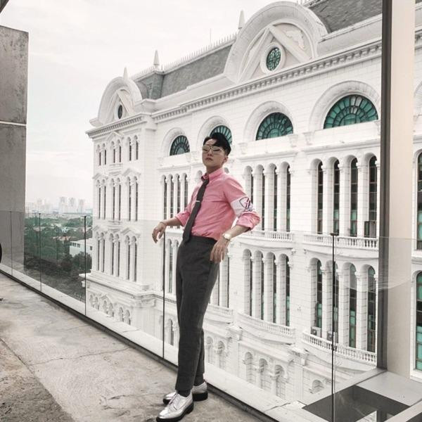 ù mặc áo thun trơn hay sơ mi sặc sỡ, anh vẫn gọn gàng và cao lên trông thấy nhờ bí quyết này.