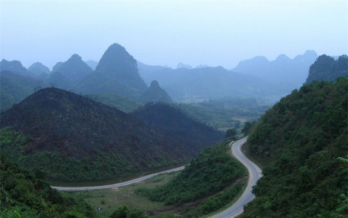 ##sc### Bao quanh đèo là những ngọn núi xanh ngắt. Ảnh: Huỳnh Phúc Hưng.