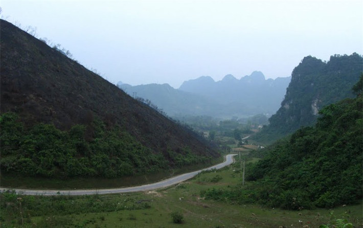 ##sc### Cung đường đèo khá hiểm trở và rất nguy hiểm vào khi trời mưa. Ảnh: Huỳnh Phúc Hưng.