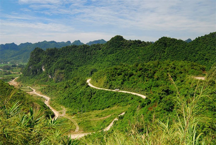 ##sc### Phía Đông của đèo thuộc huyện Trùng Khánh, phía Tây thuộc địa phận huyện Quảng Uyên. Ảnh: Cao Minh.