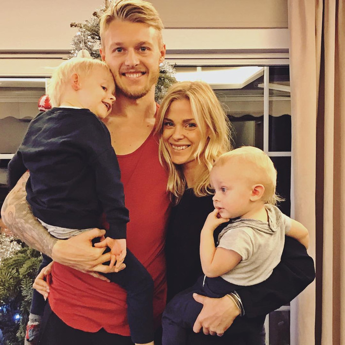 Đội trưởng Simon Kjaer yêu Elina Gollert khi cả hai vẫn còn học trung học. Cả hai tiến đến hôn nhân vào năm 2017 và hiện có hai con, Milas và Viggo. Vợ thủ quân tuyển Đan Mạch bắt đầu công việc kinh doanh trong lĩnh vực thời trang từ rất sớm. Giá trị tài sản ròng của Elina hiện ước tính vào khoảng 1,4 triệu USD.