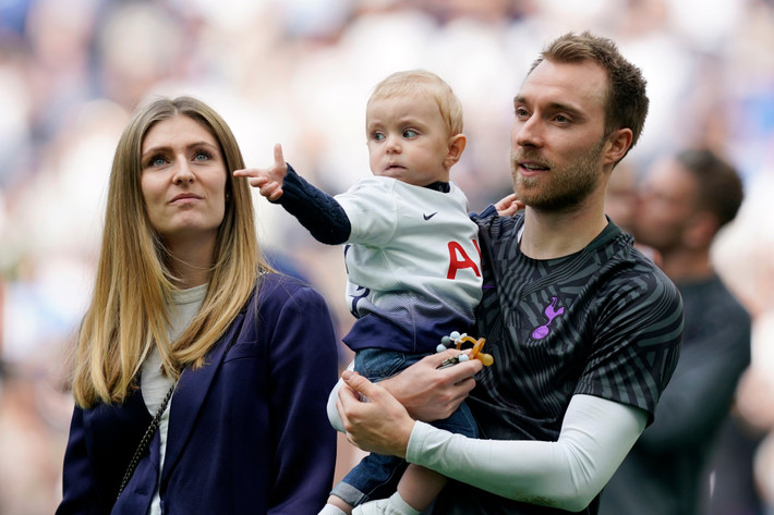 Tiền vệ Christian Eriksen, người gục xuống sân trong trận đấu đầu tiên của Đan Mạch tại Euro 2020, vốn nổi tiếng là người chồng, người cha mẫu mực, theo RSVP. Eriksen bắt đầu hẹn hò với Sabrina Kvist vào năm 2012 và tổ chức đám cưới 6 năm sau đó. Gia đình cầu thủ chào đón em bé thứ hai vào cuối năm ngoái.