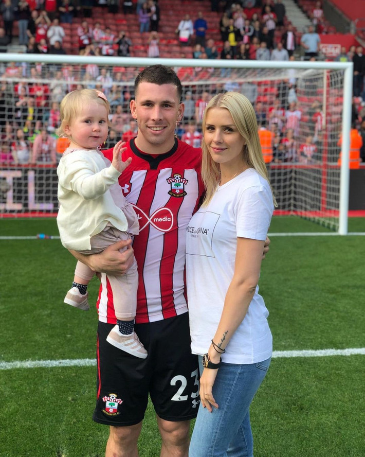 Tiền vệ Pierre-Emile Hojbjerg hẹn hò với người đẹp Josephine Siw Nielsen từ năm 2015. 4 năm sau, họ chính thức về chung nhà bằng một lễ cưới riêng tư. Dù trở nên nổi tiếng sau khi kết hôn với sao Tottenham, Josephine rất kín tiếng về cuộc sống cá nhân.