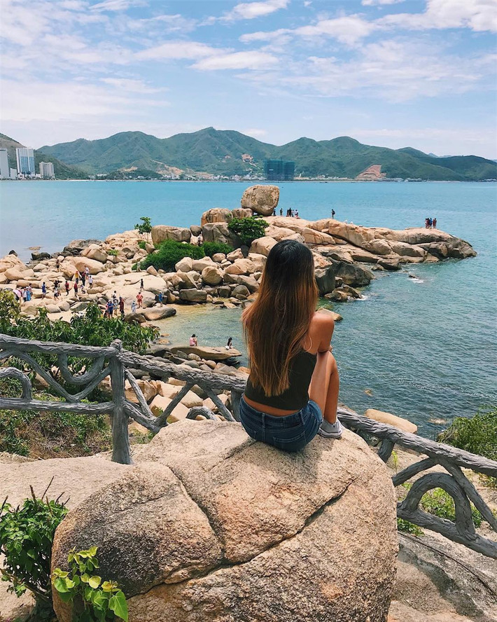 ##sc### Với khung cảnh thiên nhiên thơ mộng, hữu tình, Hòn Chồng cùng Hòn Đỏ ở Nha Trang được xếp hạng di tích thắng cảnh quốc gia từ năm 1998.