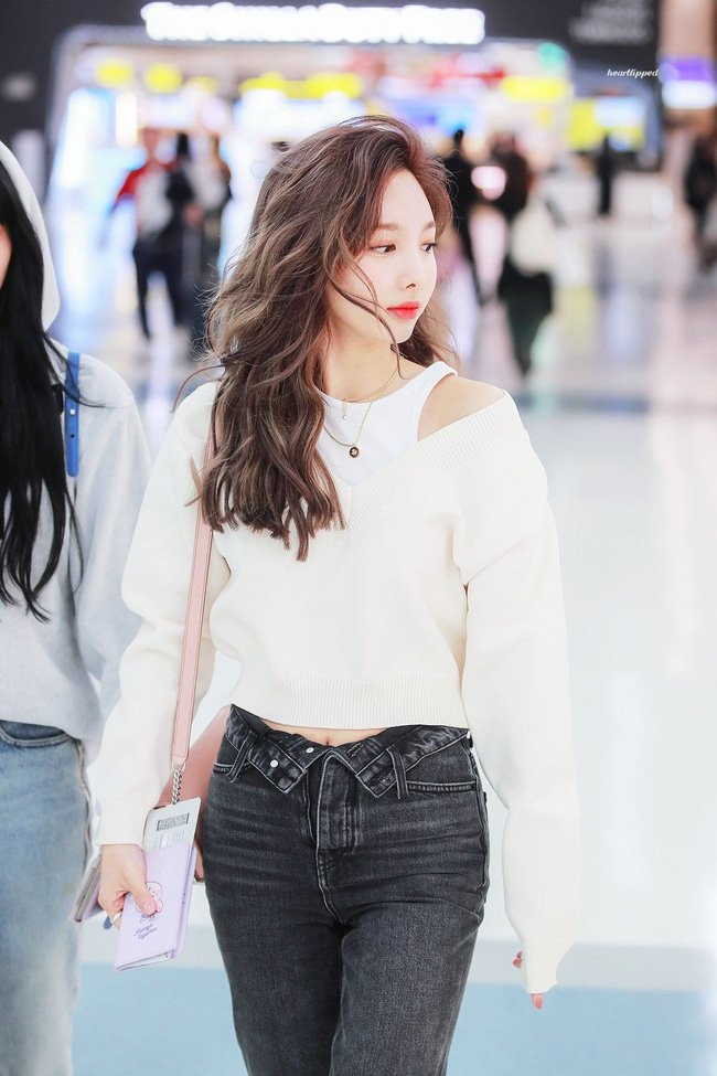Combo áo trắng + quần đen của Nayeon vốn rất đơn giản, nhưng nhờ mẫu áo tank top layer bên trong, thiết kế cạp quần lạ mắt mà trở nên rất ấn tượng, nổi bật.