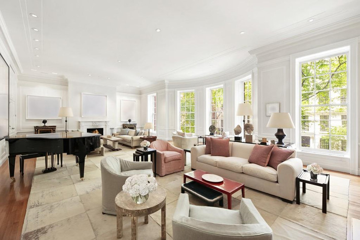 Ngôi nhà có tổng cộng 5 tầng với diện tích gần 1.500 m2. Phòng khách thoáng đãng, sáng sủa, được bài trí với những nội thất sang trọng, nổi bật với chiếc piano cỡ lớn.