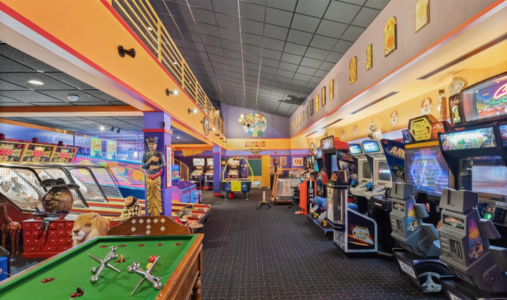 Để phục vụ giải trí, khu dinh thự này còn có phòng game với nhiều trò chơi điện tử, như máy đánh bài, máy bắn bi hay Skee-Ball, sân chơi bowling ba làn và phòng bi-a.