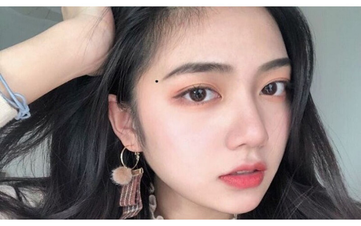6. Nốt ruồi ở phía sau lông mày. Nửa sau của lông mày được gọi là “Cai hạ”, tượng trưng cho lý trí và năng lực của một người, nếu có nốt ruồi tốt ở cuối lông mày thì có thể nói là “phúc khí”, nghĩa là nhân duyên của bạn quan hệ là rất tốt và bạn rất tốt trong việc kinh doanh.
