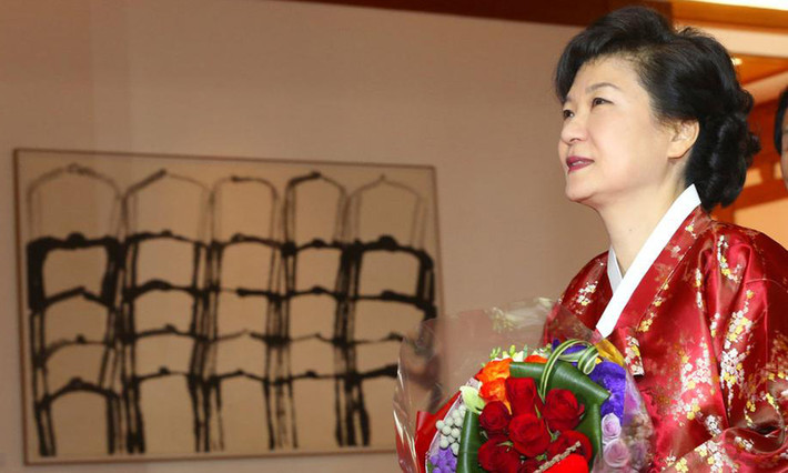 2. Ngày 25/2 là thời điểm ghi nhận bà Park Geun-hye trở thành nữ tổng thống đầu tiên của Hàn Quốc. Bà Park đã cam kết rằng, trên cương vị là người đứng đầu đất nước, bà sẽ cố gắng phục hồi nền kinh tế, cải tổ hệ thống giáo dục và khôi phục lòng tin tưởng giữa hai miền Triều Tiên.
