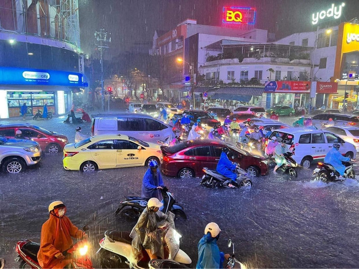 Mưa lớn gây ngập diện rộng tại thành phố, gây khó khăn cho người dân khi di chuyển.