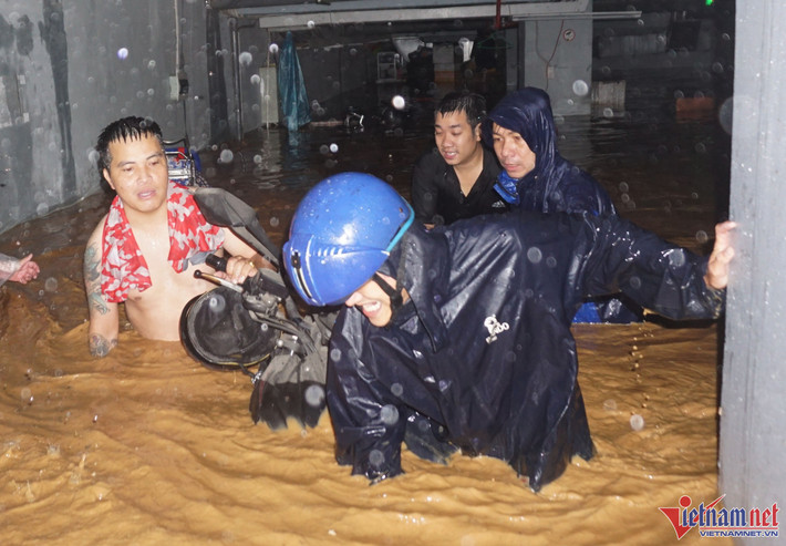 Trong đêm, người dân tại khu chung cư được huy động để "cứu" xe bị ngập