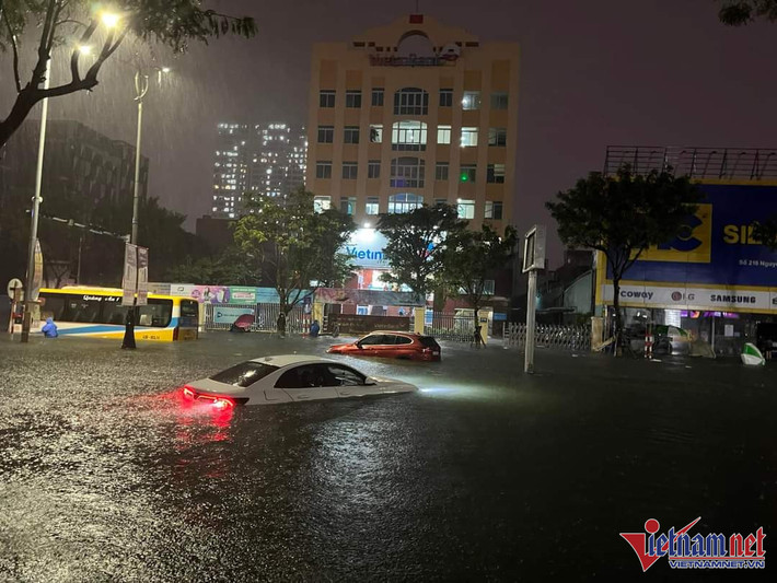 Đường Nguyễn Văn Linh ngập sâu, xe ô tô chết máy được chủ xe bỏ lại. Ảnh: A.Đ