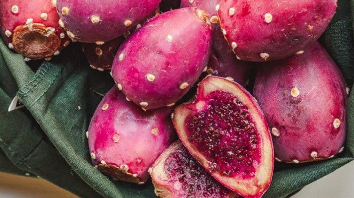 Cây cảnh này nở hoa vào mùa hè, lượng hoa khá nhiều. Sau khi hoa tàn có thể kết quả chi chít trên thân. Quả xương rồng lê gai cũng rất đẹp, hình trứng, có màu sắc biến đổi từ xanh, vàng, đỏ đến tím, treo thành hàng ở mép thân cây nhìn dễ thương và đẹp mắt.