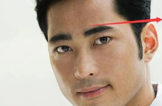Người phụ nữ nào kết hôn với người đàn ông như vậy thì cả đời chỉ cần hưởng phúc. Nếu người đàn ông có đôi tai dày, cứng và hơi vểnh ra ngoài thì phát về đường quan lộc, công danh sự nghiệp thênh thang rộng mở.
