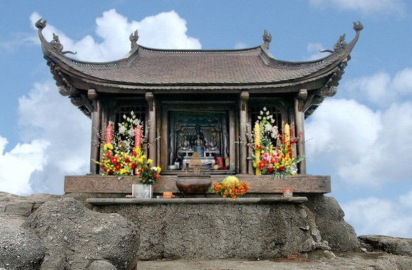 Phật hoàng Trần Nhân Tông (1258-1308). Ông được các sử gia đánh giá là vị vua tài giỏi, minh anh. Trần Nhân Tông cũng chính là vị tổ sáng lập của Thiền phái Trúc Lâm, một dòng thiền Phật giáo mang bản sắc văn hóa Việt Nam và tinh thần nhập thế.