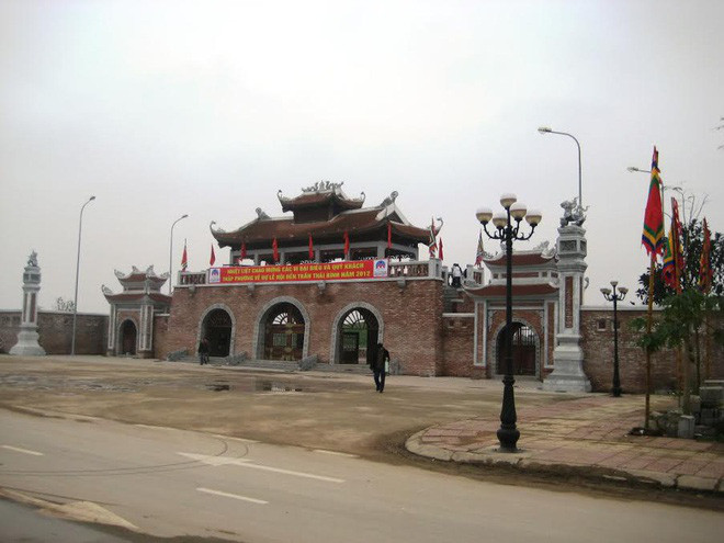 Dương Nhật Lễ (Trần Nhật Kiên) vốn là con của kép hát Dương Khương. Mẹ ông múa hay lại có nhan sắc. Khi bà đã có mang, Trần Nguyên Dục (anh cùng mẹ với vua Trần Dụ Tông) lấy làm vợ. Khi Dương Nhật Lễ sinh ra, Trần Nguyên Dục nhận làm con mình. Sau này, do không có con, vua Trần Dụ Tông đã nhường ngôi cho Dương Nhật Lễ.