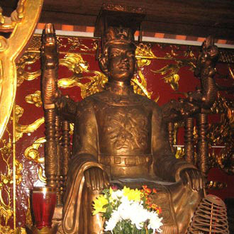 Theo Đại Việt sử ký toàn thư, thời Trần Dụ Tông ở ngôi, có lần, vua nhận đồ cống của người Chiêm Thành, trong đó có một con kiến lớn (dài một thước 9 tấc).