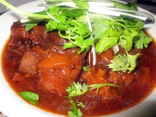 Thịt bò nấu sốt vang.