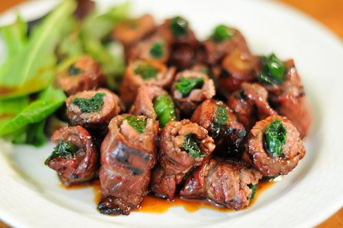 Bò cuộn hành.