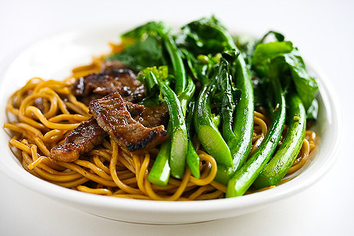 Bò xào mì tôm, rau cải.