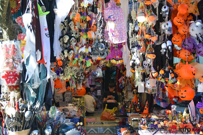 Gần như tất cả các cửa hàng trên phố đều bày bán các mặt hàng phục vụ cho ngày Halloween.