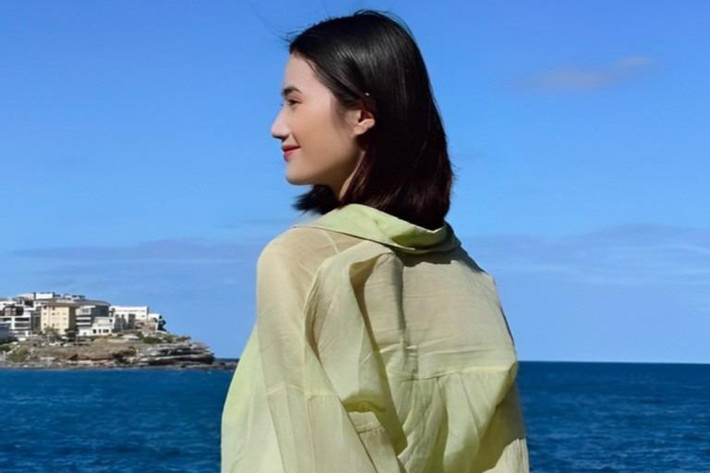 au 1 tháng du học, Hoa hậu Huỳnh Trần Ý Nhi đăng tải nhiều video trên TikTok chia sẻ cuộc sống hàng ngày của mình. Lần trở lại này của cô thu hút sự chú ý của công chúng.