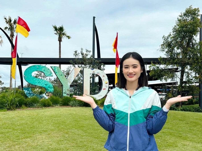 rước đó, nàng hậu gây bất ngờ khi xuất hiện tại sân bay. Sau nhiều đồn đoán, cô lên tiếng xác nhận theo học 2 năm chuyên ngành Quản trị Kinh doanh tại trường Đại học Sydney, Australia.
