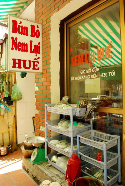 Bún bò nem lụi phố Lương Đình Của. Đây là một quán Huế rất bình dân nằm gần đoạn ngã ba giao với phố Phạm Ngọc Thạch. Món nem lụi tuyệt ngon ở đây khiến thực khách đến rồi không thể không quay lại.