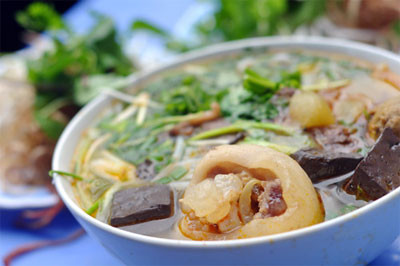 Món bún bò ở đây được phục vụ chủ đạo, những món bánh khác của Huế chỉ là phụ, kèm.