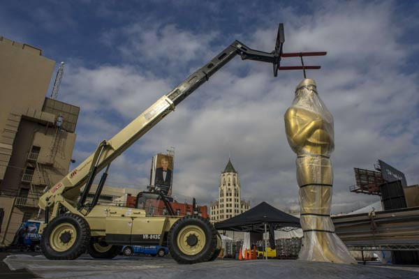 Tượng Oscar khủng được đặt ở lối vào nhà hát Dolby.