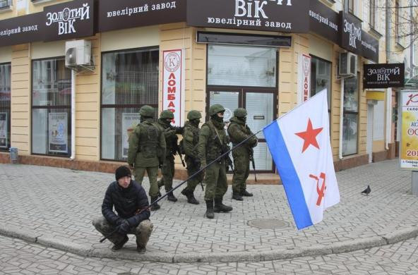 "Những người lịch sự" tuần tra khu phố trung tâm Simferopol.