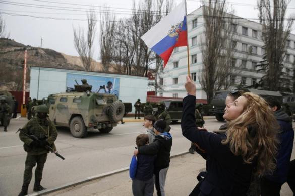 Một phụ nữ Ukraine vẫy cờ Nga chào mừng nhóm vũ trang.