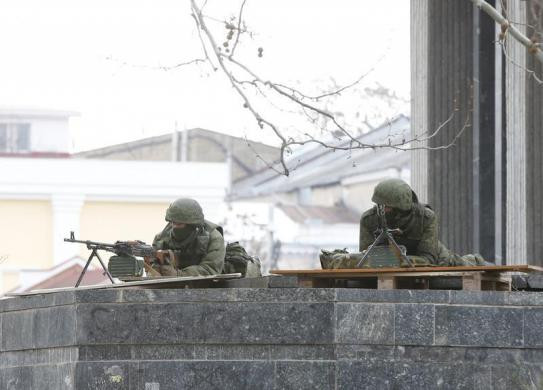 Họ hiện diện ở các khu vực xung quanh tòa nhà thị chính của Crimea.