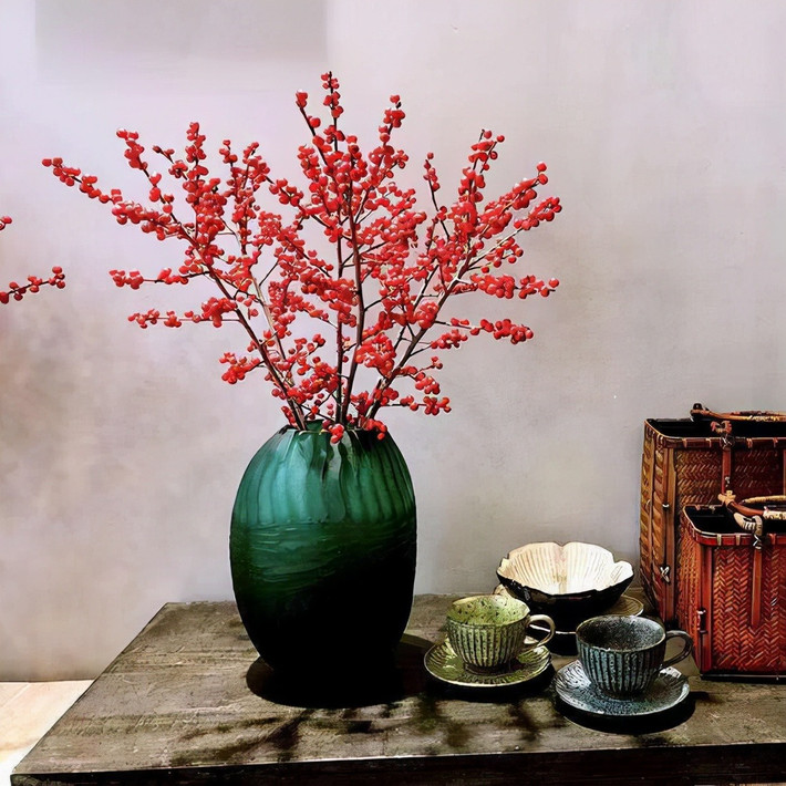 Sau khi nhận được những cành nhựa ruồi Bắc Mỹ tươi cắt, bạn nên cẩn thận tháo bao bì và không nên bung mạnh, nếu không quả sẽ dễ rụng. Sau khi tháo bao bì, chuẩn bị một chiếc bình sâu hoặc xô sạch để đánh thức hoa do thiếu nước sau thời gian dài di chuyển. Việc bổ sung nước sâu cho hoa có thể giúp đào đông phục hồi nhanh chóng.