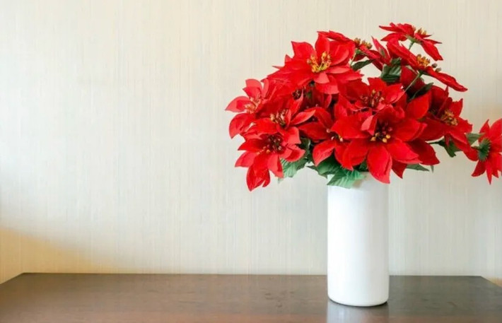 6. 6.Cây hoa giả: Vì cho rằng hoa, cây cảnh khó trồng và không có thời gian nên nhiều người sẽ mua một số loại hoa giả về đặt ở nhà. Chúng không những không cần chăm sóc mà còn trông rất màu sắc, lễ hội.