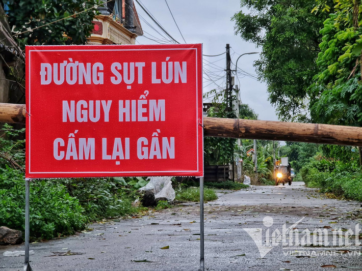 Biển cảnh báo được lắp đặt cách vị trí lún đê khoảng 400m