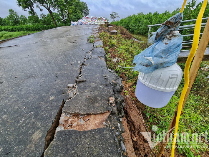 Vào ban đêm, lực lượng dân quân xã bố trí người ứng trực, canh vỡ đê
