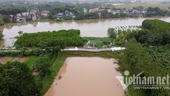 Khoảng một tuần nay, do ảnh hưởng của thời tiết mưa lớn, nước sông Đáy dâng cao khiến đoạn đê hữu Đáy (xã Xuy Xá) bị sụt lún nghiêm trọng. Để đảm bảo an toàn, chính quyền huyện Mỹ Đức giao cho xã lập rào chắn ở hai đầu đường đê hữu Đáy. 