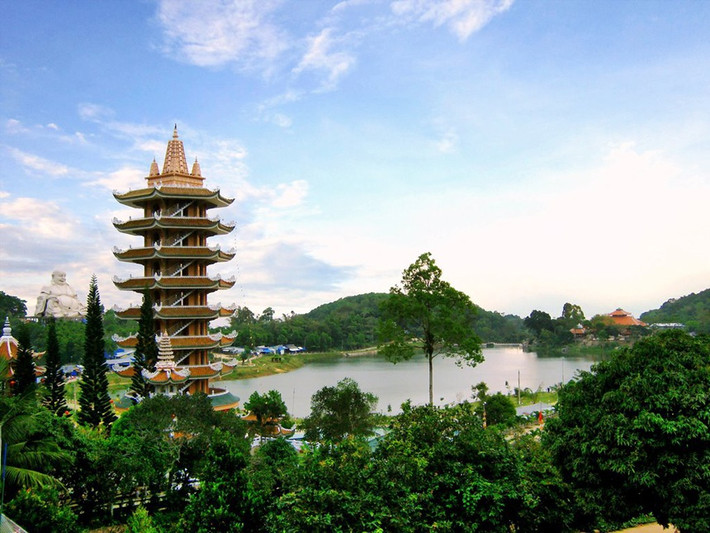 Núi Cấm là địa điểm du lịch nổi tiếng của tỉnh An Giang, có dáng vẻ hùng vĩ, khí hậu mát mẻ, phong cảnh đẹp, cây cối xanh tươi. Các danh lam và danh thắng trên núi gồm chùa Vạn Linh, chùa Phật Lớn, tượng Di lặc, hồ Thủy Liêm, công viên nước Thanh Long… Ảnh: Du lịch An Giang.