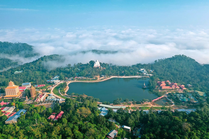 Núi Cấm, còn được gọi là Núi Ông Cấm hay Thiên Cấm sơn, Thiên Cẩm Sơn, tên Khmer là Pnom ta piel hay Pnom po piêl. Đây là ngọn núi thuộc địa bàn xã An Hảo, huyện Tịnh Biên, tỉnh An Giang.
