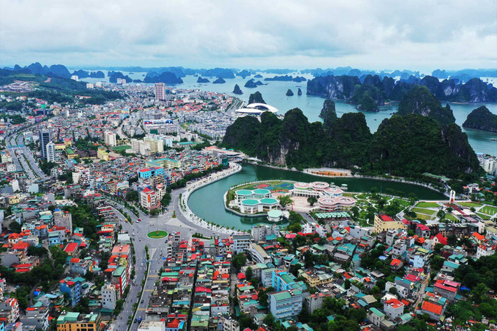 Quảng Ninh là tỉnh có nhiều thành phố nhất Việt Nam, địa phương này hiện có tới 4 thành phố trực thuộc gồm: Hạ Long, Cẩm Phả, Móng Cái, Uông Bí. Ngoài ra, Quảng Ninh còn có 2 thị xã là Đông Triều và Quảng Yên. Ảnh: Báo Quảng Ninh.