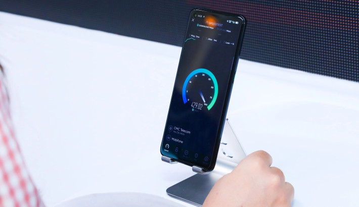 Oppo Reno5 5G được giảm 500.000 đồng, còn 10,2 triệu đồng. Đây là mẫu smartphone tầm trung đầu tiên của Oppo có kết nối mạng 5G. Máy có thể tương tích 5G với cả 3 nhà mạng lớn gồm Viettel, Mobifone và Vinaphone. Cấu hình của thiết bị này gồm chip Snapdragon 765G, RAM 8 GB và bộ nhớ trong 256 GB.
