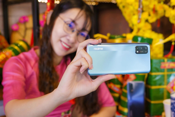 Realme 7 Pro cũng được giảm một triệu đồng còn 7,5 triệu đồng. Máy dùng màn hình 6,4 inch, độ phân giải Full HD+ và tấm nền Super AMOLED. Phần đục lỗ trên màn hình của thiết bị chứa camera selfie 32 MP. Smartphone của Realme được trang bị chip Snapdragon 720G, RAM 8 GB, bộ nhớ 128 GB, pin 4.500 mAh và sạc nhanh công suất 65 W.